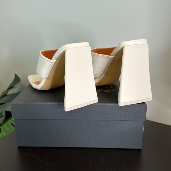 NWT Oh Polly LOVE TRIANGLE Toe Post Leatherette Mule Heels in Cream - Picture 5 of 7